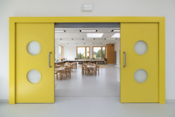 Škola a školka v Letech, Architekt Ondřej Tuček: Nábytek je především dřevěný.