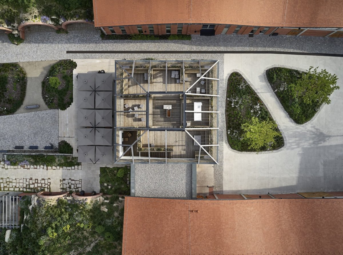 Jakub Cigler Architekti proměnili bývalý areál JZD na zážitkové vinařství s ubytováním