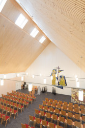 Prostorová akustika je řešena dřevěnými akustickými panely NOVATOP