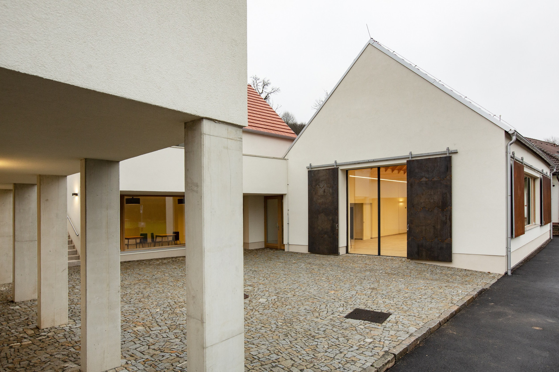 Ve velkém sále v přízemí se konají koncerty a výstavy