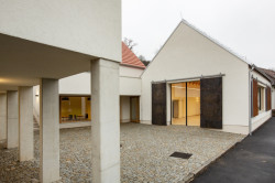 Ve velkém sále v přízemí se konají koncerty a výstavy