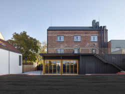 Směrem do dvora je nová přístavba. (Pelčák a partner architekti, rekonstrukce mlýna v Hruškách)