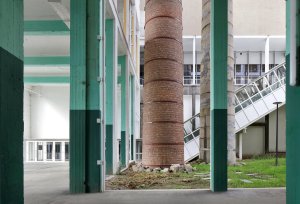Některé z komínů zůstaly zachované jako odkaz na industriální minulost. (Transformace Výstavního paláce v Charleroi CHAPEX; AgwA a architecten jan de vylder inge vinck)