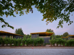 Stojí v rozlehlé zahradě, ta je na místě, kde původně ležela struska ze slévárny. (Bee House; Petr Novák)