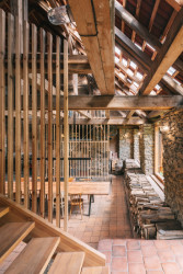 Rekonstrukce stodoly v Pošumaví, BYRÓ architekti: V interiéru se nacházejí pouze surové materiály – kameny, dřevo, cihly