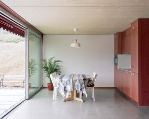 Rodinné komunitní bydlení ve Villy, Madeleine architectes, Studio François Nantermod: Obytný prostor se skrze prosklenou stěnu s posuvnými okny otevírá svému okolí