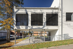 Jedno z křídel nese lehká ocelová konstrukce, pod níž vzniklo podloubí pro rodiče. (ZŠ Jinotaj ve Zlíně)