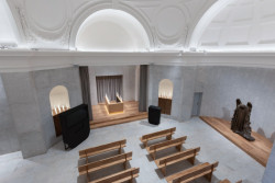 Původní klasicistní podoba zůstala beze změny. (Rekonstrukce obřadní síně na Olšanských hřibitovech; Ateliér Schwestern)