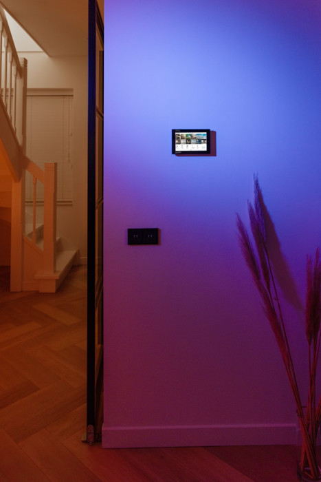 Multifunkční ovládací dotykový panel OneTouch 7" vyvinula společnost ABB.