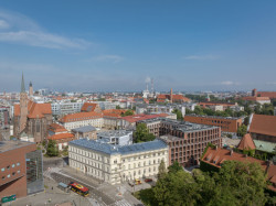 Nový komlex Bernrdynská 4 se nachází hned naproti klášteru. 