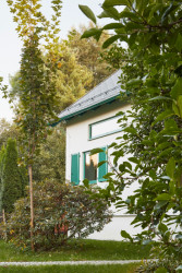 „Stavba si zachovala svůj tradiční archetyp se sedlovou střechou a bílou omítkou, současně však prošla důsledným autorským přetvořením, které ji posunulo do současnosti," říkají architekti. (Rodinný dům Chřibská od 0,5 Studio)