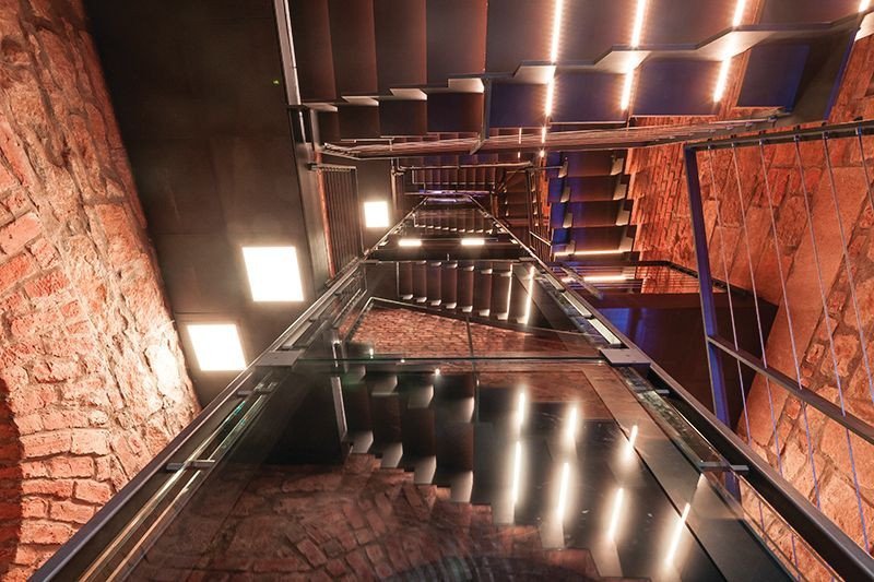 architekti chmelík & partneři, dostavba pokladny a rekonstrukce Bílé věže v Hradci Králové, detail průběžného panelu, foto