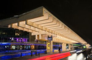 LED osvětlení poskytuje měkké, neoslňující světlo nad nástupištěm. (Autobusové nádraží Umeå Vasaplan, Wingårdhs + WSP)