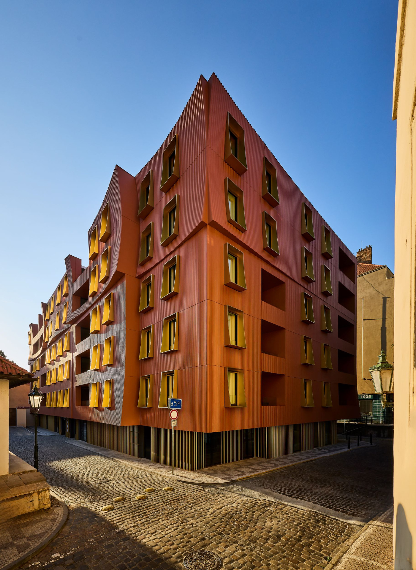 Stavba vznikla podle návrhu Fránek Architects a s interiéry od studia KarlinBlok. (Rezidence U Milosrdných na Starém Městě od Fránek Architects)