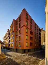 Stavba vznikla podle návrhu Fránek Architects a s interiéry od studia KarlinBlok. (Rezidence U Milosrdných na Starém Městě od Fránek Architects)