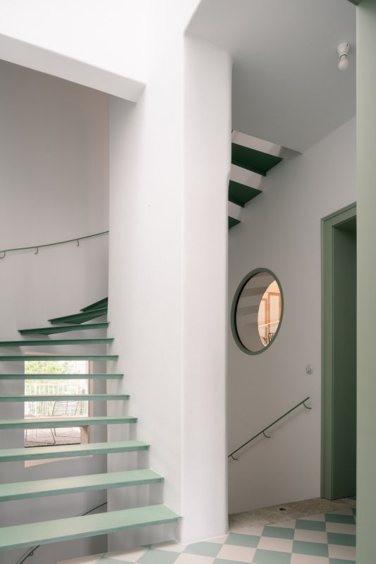 To je točité a z kovu, mezi stupni prochází světlo. (Dům v Kutné Hoře, BYRÓ architekti)