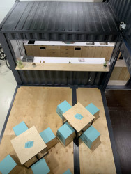 Kontejnerová stěna prodejny Kolovna, Hast Retail.