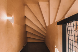 Z hlavního obytného prostoru vedou schody dolů do technické místnosti. (Dům Větrník v Ruprechticích od atakarchitekti)