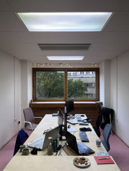 Jedna z klasických buněk o rozloze 20 m2 ve funkcionalistickém paláci Radost (dříve VPÚ). "Nastěhovali jsme se nedávno, tak to zatím nemáme tak zabydlené," dodává Matěj.