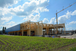 Mezi inspirativní projekty v sektoru výrobních a skladovacích hal patří například logistické centrum společnosti Kuratle & Jaecker ve Švýcarsku.