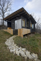 Další drobná stavba je chata Veritas v Polabí. Každý detail je výtvarně zpracovaný, kolem je příroda, vinice a v dálce Labe. A do sauny je to jen několik kroků. Navrhli not at all office.