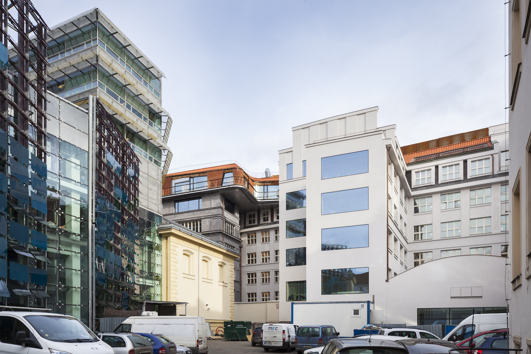 Ve slepé fasádě vytvořil Stanislav Fiala velkorozměrná okna.