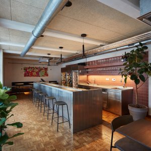 Další pokračování gastro paláce - vinárna (Alma, 
Neuhäusl Hunal)