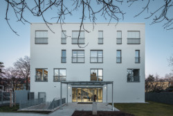 Městská knihovna v Praze na Petřinách, studio MONOM: V řádkové zástavbě Petřin se architekti rozhodli umístit bodovou stavbu.