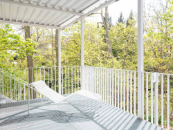 Interiér poskytuje flexibilní prostředí pro skupinovou práci, semináře, přednášky, ale i relaxaci. (Gustav Düsing & Max Hacke, Studijní pavilon)