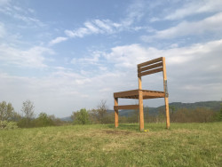 Židle má připomínat školní židli Františka Palackého.