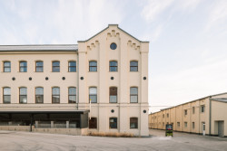 Majitelé továrny na destiláty se rozhodli do něj vrátit život. Investice byla 3 miliony eur (v přepočtu zhruba 75 milionů korun). (Rekonstrukce přádelny v Kežmarku; BEEF Architekti)