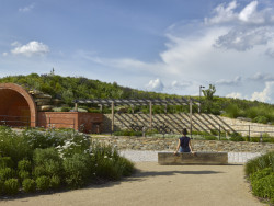 Jakub Cigler Architekti proměnili bývalý areál JZD na zážitkové vinařství s ubytováním