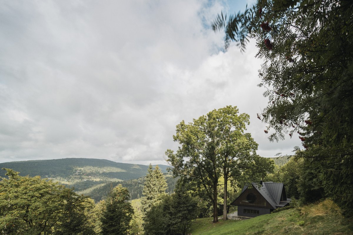 Chalupa ve Strážném je citlivě zasazena do krkonošské krajiny a přirozeně navazuje na charakter místa. (Chalupa ve stráni; Mimosa Architekti)