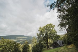 Chalupa ve Strážném je citlivě zasazena do krkonošské krajiny a přirozeně navazuje na charakter místa. (Chalupa ve stráni; Mimosa Architekti)