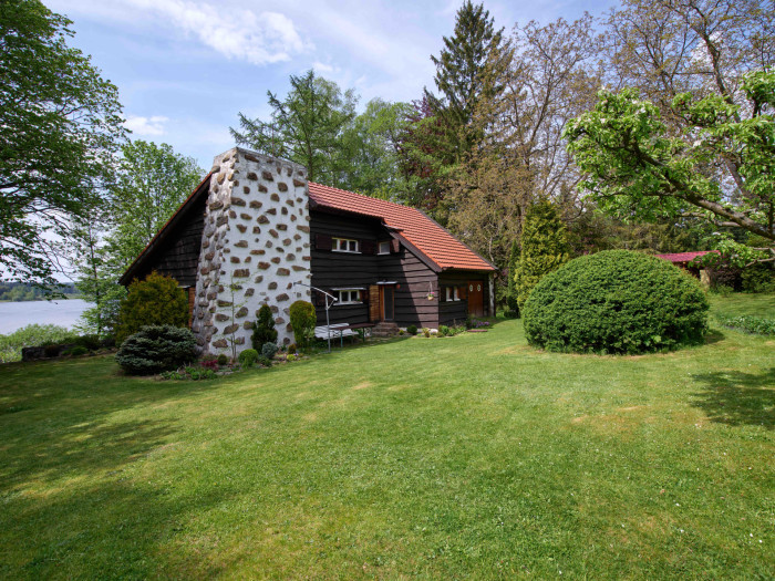 Výstava ve Winternitzově vile představuje soubor chat architektů Františka Cubra a Zdeňka Pokorného na přehradě Seč