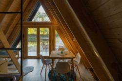 Aleš Polák si v jižních Čechách postavil chatu u rybníka. Je postavena ze dřeva, které vysázel jeho dědeček.