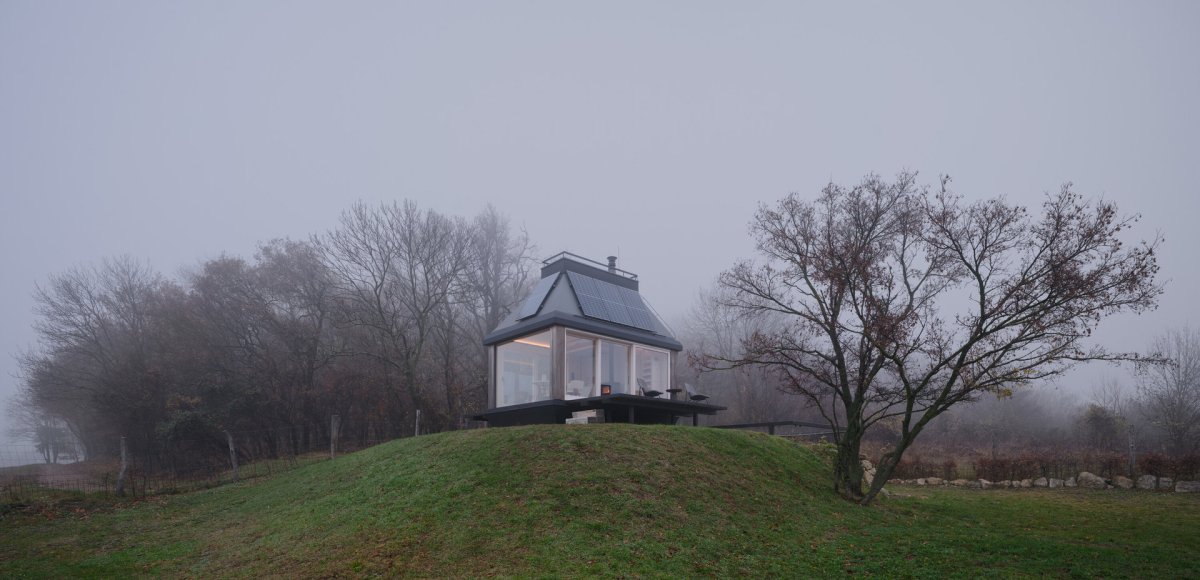 Chata stojí na kopci přímo ve vinici. (Domek ve vinici; Ark-Shelter, Archekta)