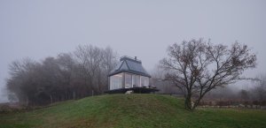 Chata stojí na kopci přímo ve vinici. (Domek ve vinici; Ark-Shelter, Archekta)