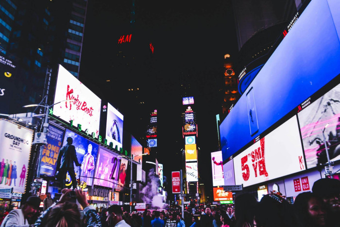 Regulace neslouží k tomu, aby reklamu jen zakazovaly, pomáhají ji kultivovat. Díky tomu může mít vkusný design, neobtěžuje či neohrožuje osoby v okolí a v mnoha případech díky tomu může být veřejností i vřele přijata.