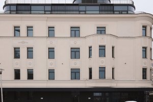 Detail fasády budovy A s detaily dekorativních prvků (Textilia – zreknstruovaná ikona Ostravy; Master Design)