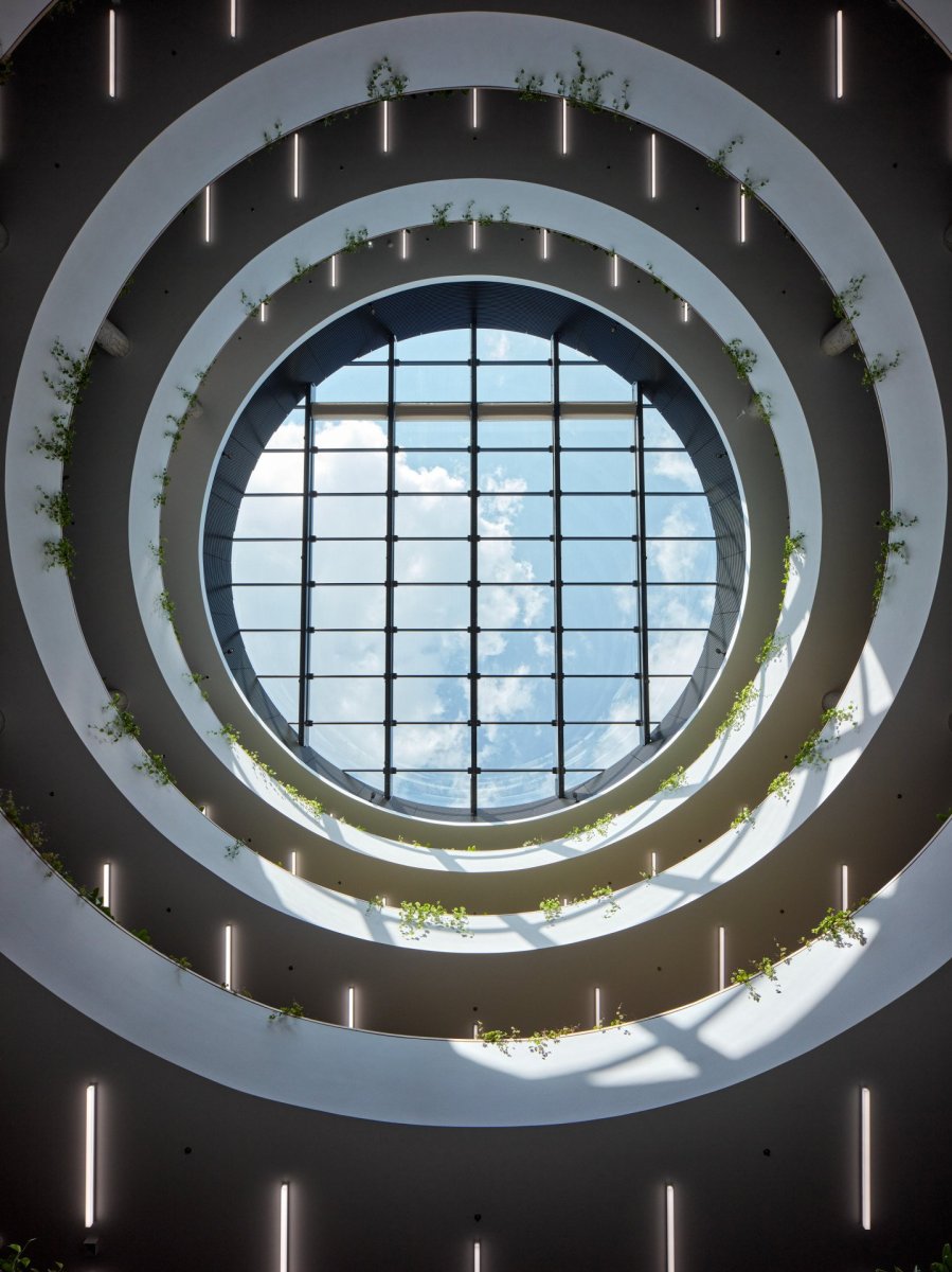 Městskou mozaiku kvalitní královéhradecké architektury doplnila administrativní budova centrály ČSOB od studia Projektil.
