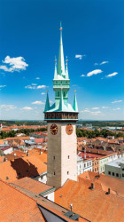 Radniční věž ve Znojmě po čtyřleté rekonstrukci znovu zpřístupňuje svou historickou konstrukci i vyhlídku na město a okolní krajinu.