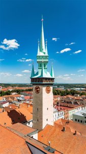 Radniční věž ve Znojmě po čtyřleté rekonstrukci znovu zpřístupňuje svou historickou konstrukci i vyhlídku na město a okolní krajinu.