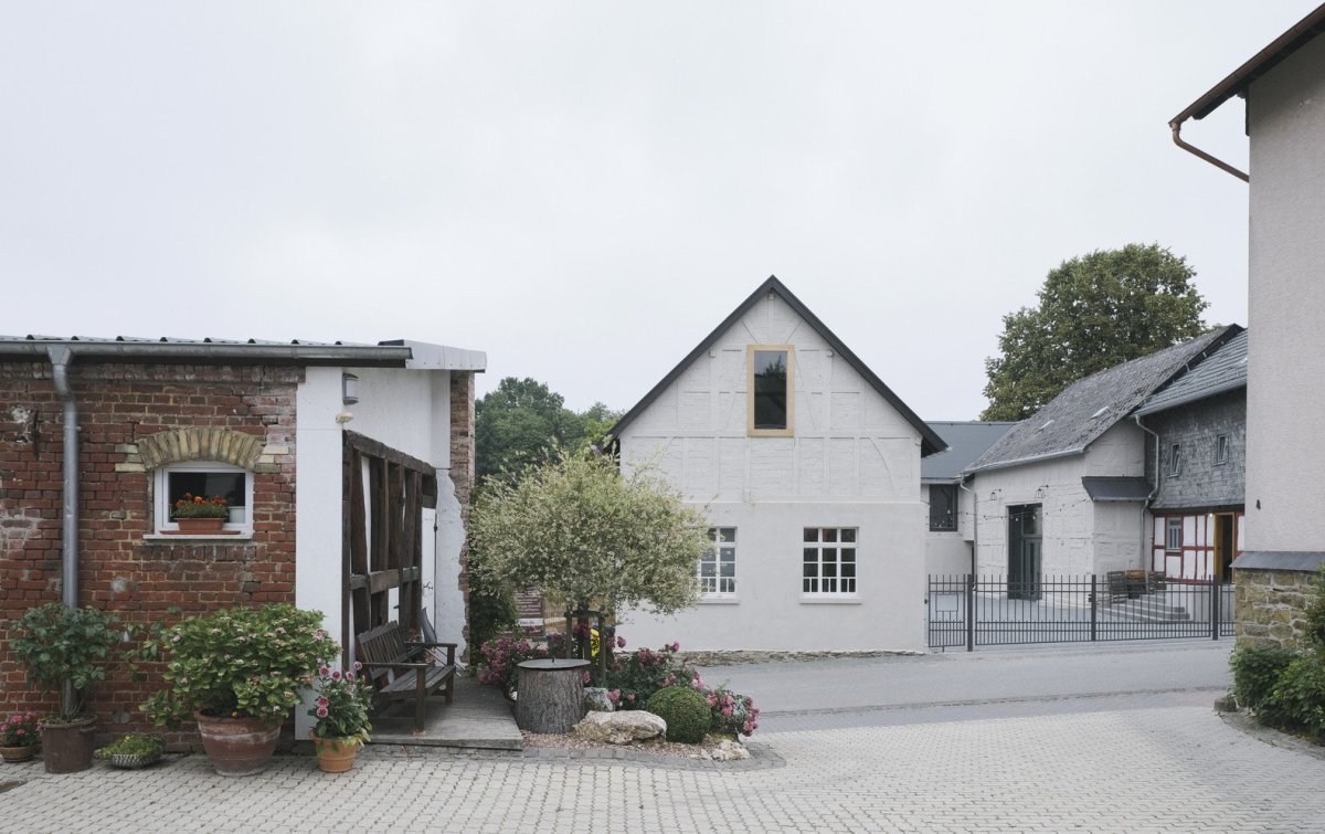 Architekt Marc Flick zrekonstruoval zchátralý dvůr v západním Německu