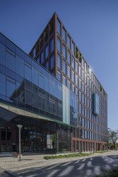 V Gdaňsku vyrostla administrativní budova s cihlovou fasádou navržená architekty Marcinem Woyciechowskim, Tomaszem Piechotou a Radosławem Orłowskim