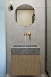 Pohled do koupelny (Byt u Divoké Šárky v Praze, Iva Hájková Studio)