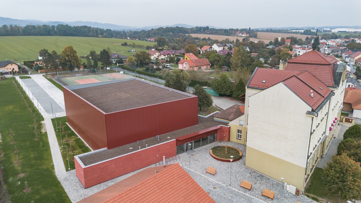 Tělocvična ZŠ Drahotuše je nejlepší stavbou na Olomoucku; Architektonické studio PAB (Pavel a Jan Pospíšilovi)