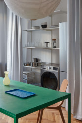 Pokud nechcete investovat do skříní, doporučuje Prokop Hartl kreativně pracovat se závěsy.