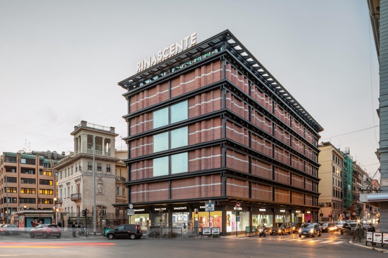 Modernismus hned vedle starověku. Obchodní dům stojí vedle aureliánských hradeb.