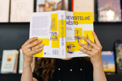 Nakladatelství IPR vydává knihu Neviditelné město, která odhaluje podmanivé příběhy skrývající se za zdánlivě nepodstatnými a přehlíženými aspekty městského prostředí